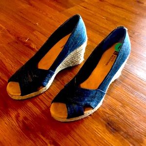 White mountain blue wedges